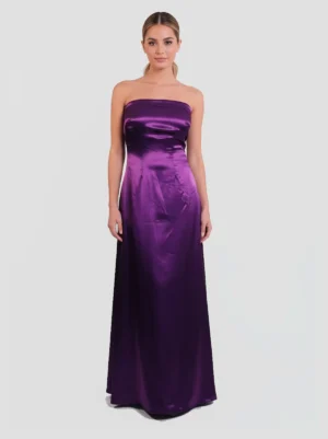 Vestido Largo Satén Morado Petra palabra de honor, confeccionado en satén con brillo sutil y caída fluida. Ideal para bodas, galas y eventos especiales.