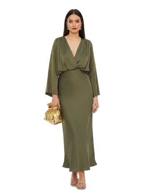 Vestido Largo Verde Militar Reyes con caída fluida y cintura ajustada que estiliza la silueta. Elegante y atemporal, ideal para eventos especiales.