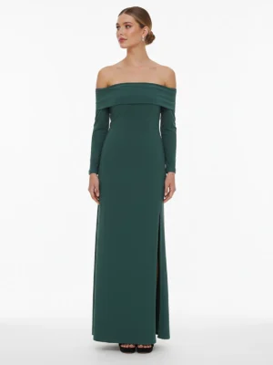 Confeccionado en un tono verde profundo, este vestido destaca por su escote Bardot, que resalta los hombros de manera femenina.