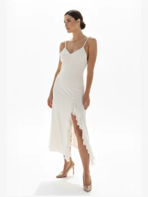 Vestido midi blanco para invitadas con espalda descubierta y caída fluida. Ideal para graduaciones, eventos de día y celebraciones especiales.