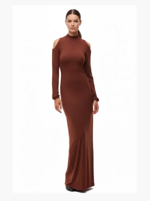Vestido Midi Marrón Chocolate Reina con hombros descubiertos, manga larga y abertura lateral. Sofisticado y elegante, ideal para bodas y cenas especiales.