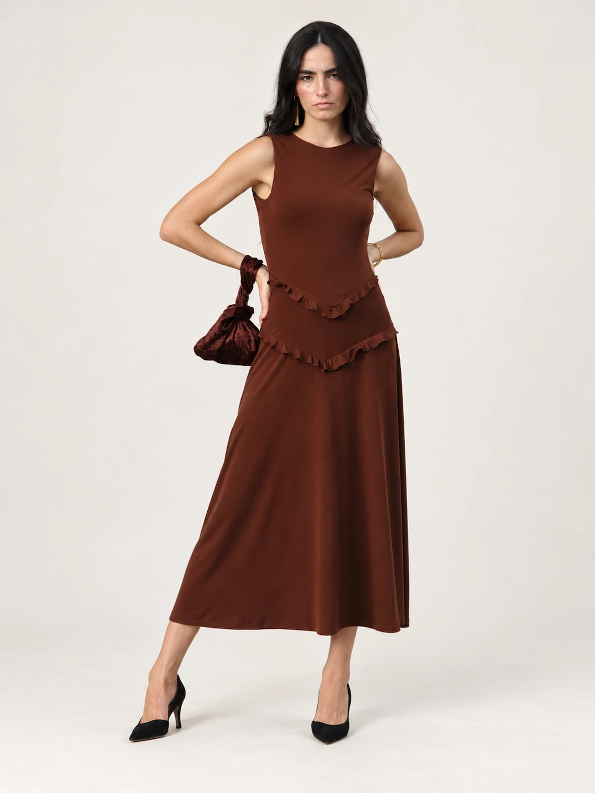 Vestido midi marrón chocolate con escote a la caja y volantes. Diseño elegante y versátil para eventos y celebraciones especiales.