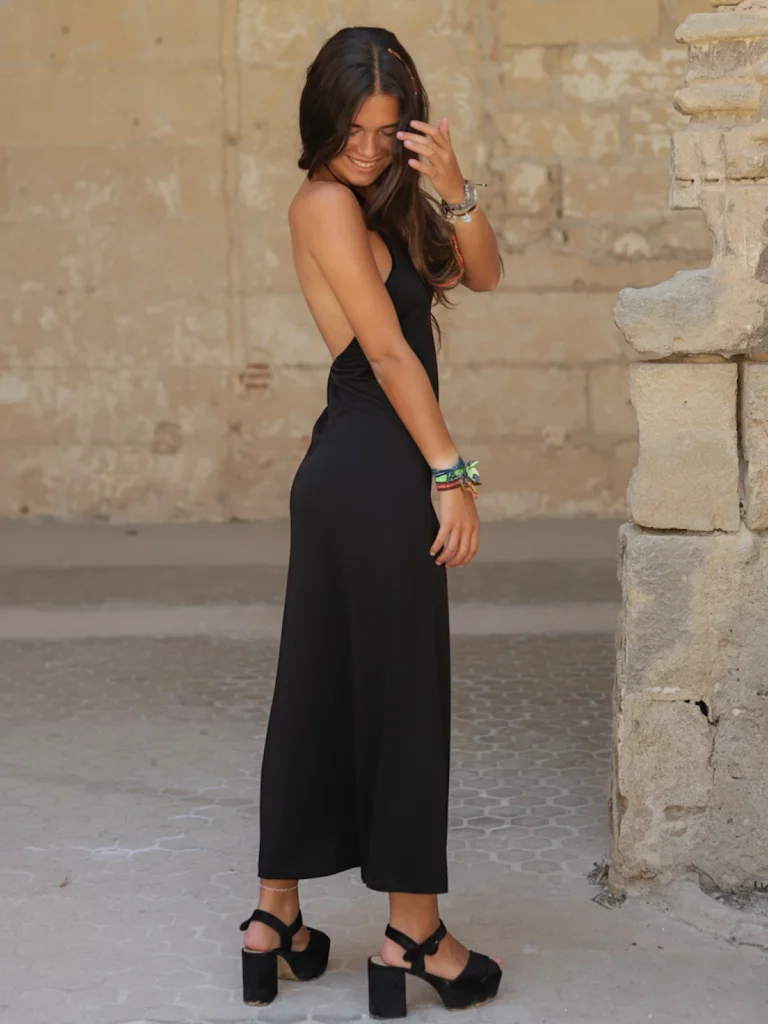 Un diseño limpio, favorecedor y elegante que se convierte en fondo de armario instantáneo para cualquier mujer que busca estilo sin complicaciones.
