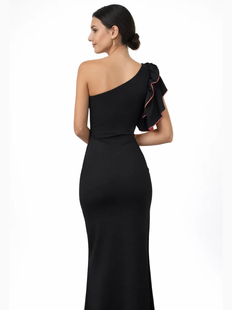 Vestido largo negro asimétrico Florence con tirante de volantes y detalle rosa en el reverso. Ideal para eventos y celebraciones especiales.
