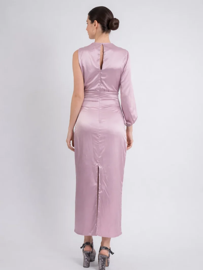Vestido midii rosa satinado con diseño asimétrico y una manga. Ideal para bodas, eventos de día y celebraciones especiales