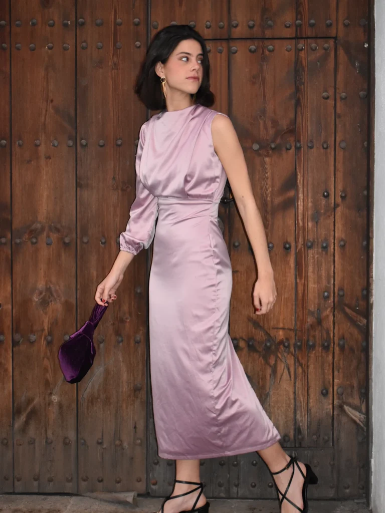 Vestido midii rosa satinado con diseño asimétrico y una manga. Ideal para bodas, eventos de día y celebraciones especiales