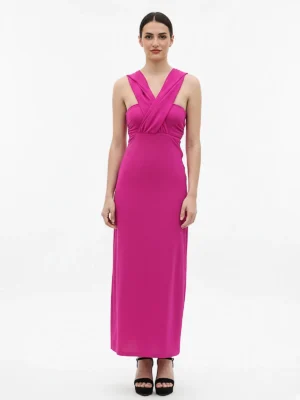 Vestido largo rosa fucsia para invitada con escote palabra de honor y capa cruzada con lazadas. Elegante, vibrante y perfecto para bodas y graduaciones.