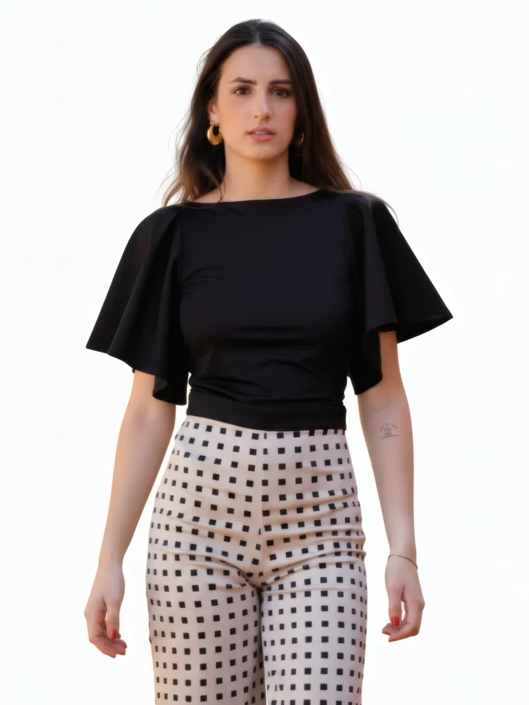 Blusa negra con volantes en los hombros y corte entallado en tejido elástico. Diseño elegante y versátil ideal para eventos, oficina y looks de noche.
