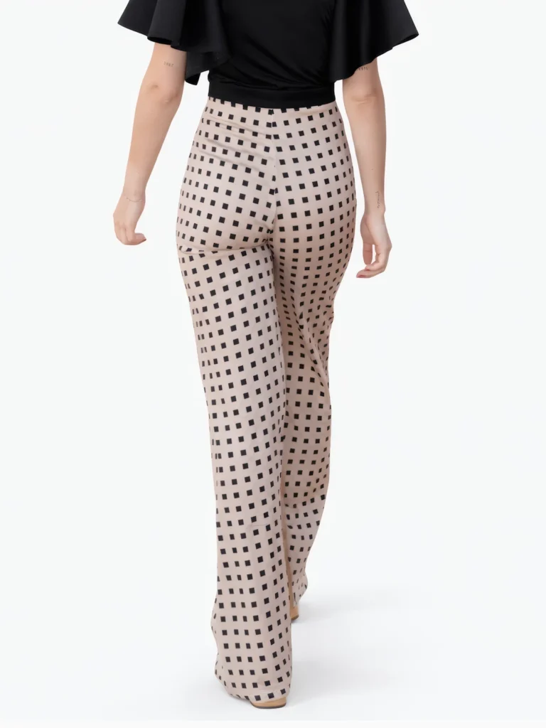 Pantalón estampado de cuadros Naval en rosa y negro con corte favorecedor y tejido cómodo. Elegante y versátil para eventos y looks especiales.
