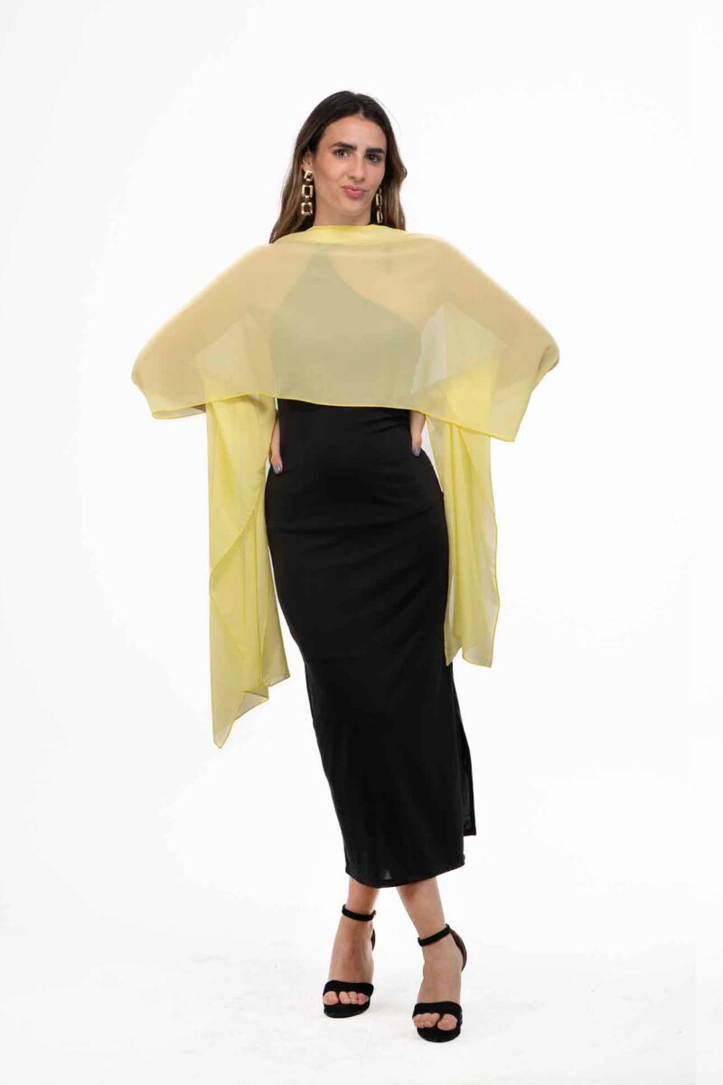 Fular amarillo de gasa para eventos formales. Elegante, ligero y versátil, perfecto para llevar como capa o fular sobre vestidos.