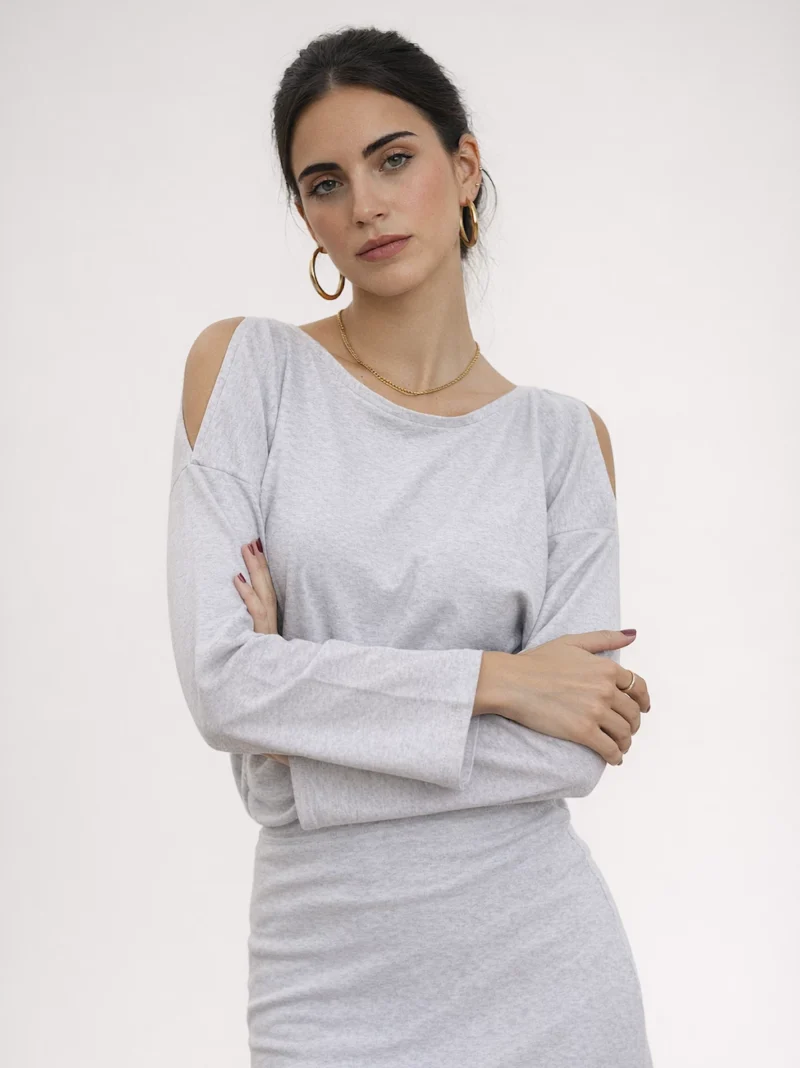 Camiseta gris de punto con escote barco y hombros descubiertos. Diseño cómodo y actual ideal para looks urbanos y estilismos casuales con estilo.