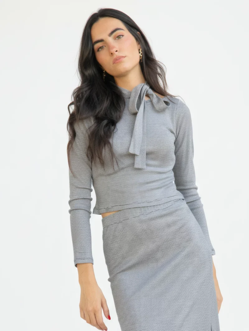 Camiseta gris de rayas negras con lazo en el cuello y corte ajustado. Elegante y versátil para oficina o looks diarios con estilo.