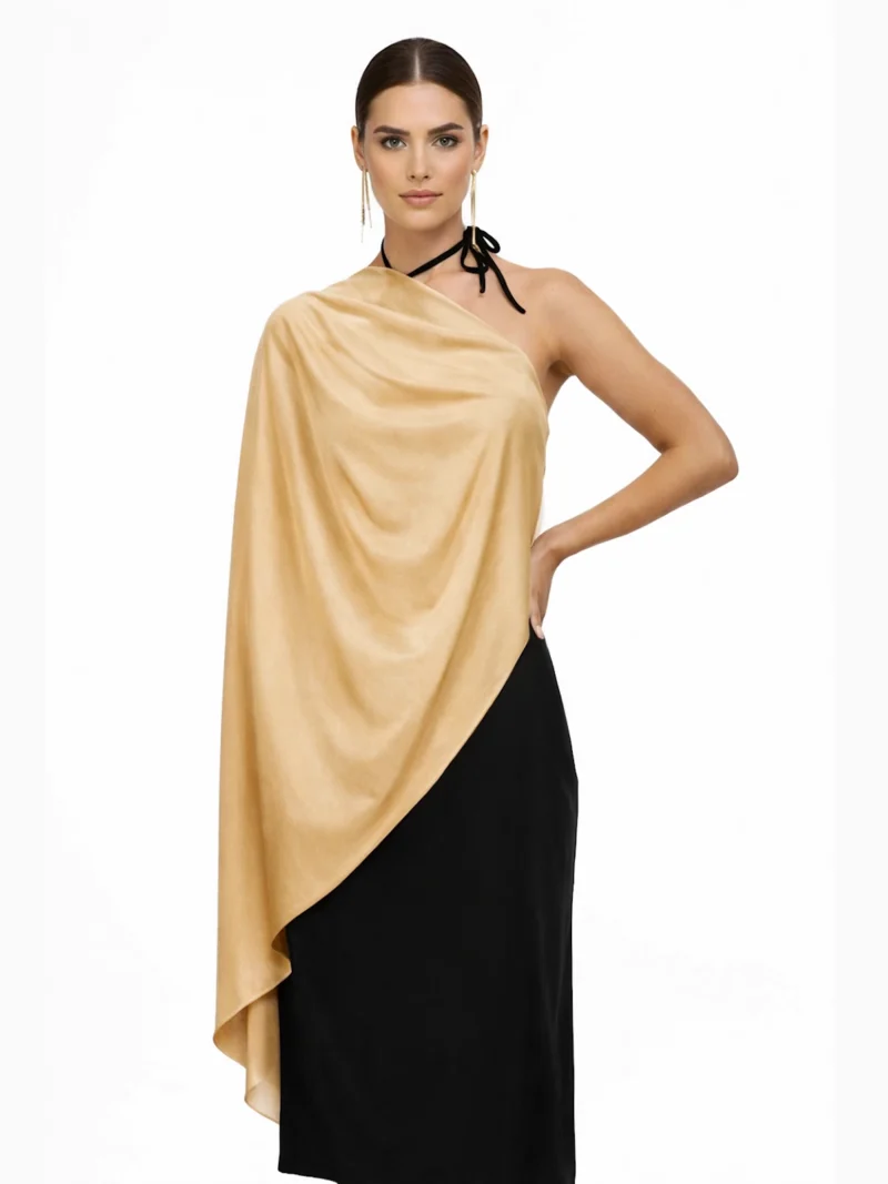 La Capa Dorada de Punto es un complemento elegante y sofisticado, perfecto para aportar un toque luminoso y especial a cualquier look de invitada.