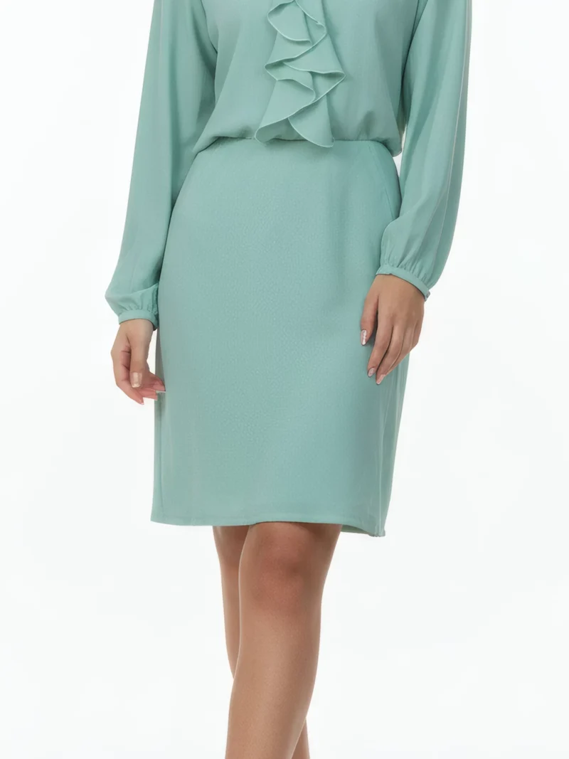 Falda corta verde Bibi de gasa ligera y corte recto. Diseño minimalista y cómodo, ideal para looks elegantes, conjuntos de invitada o estilismos de diario.