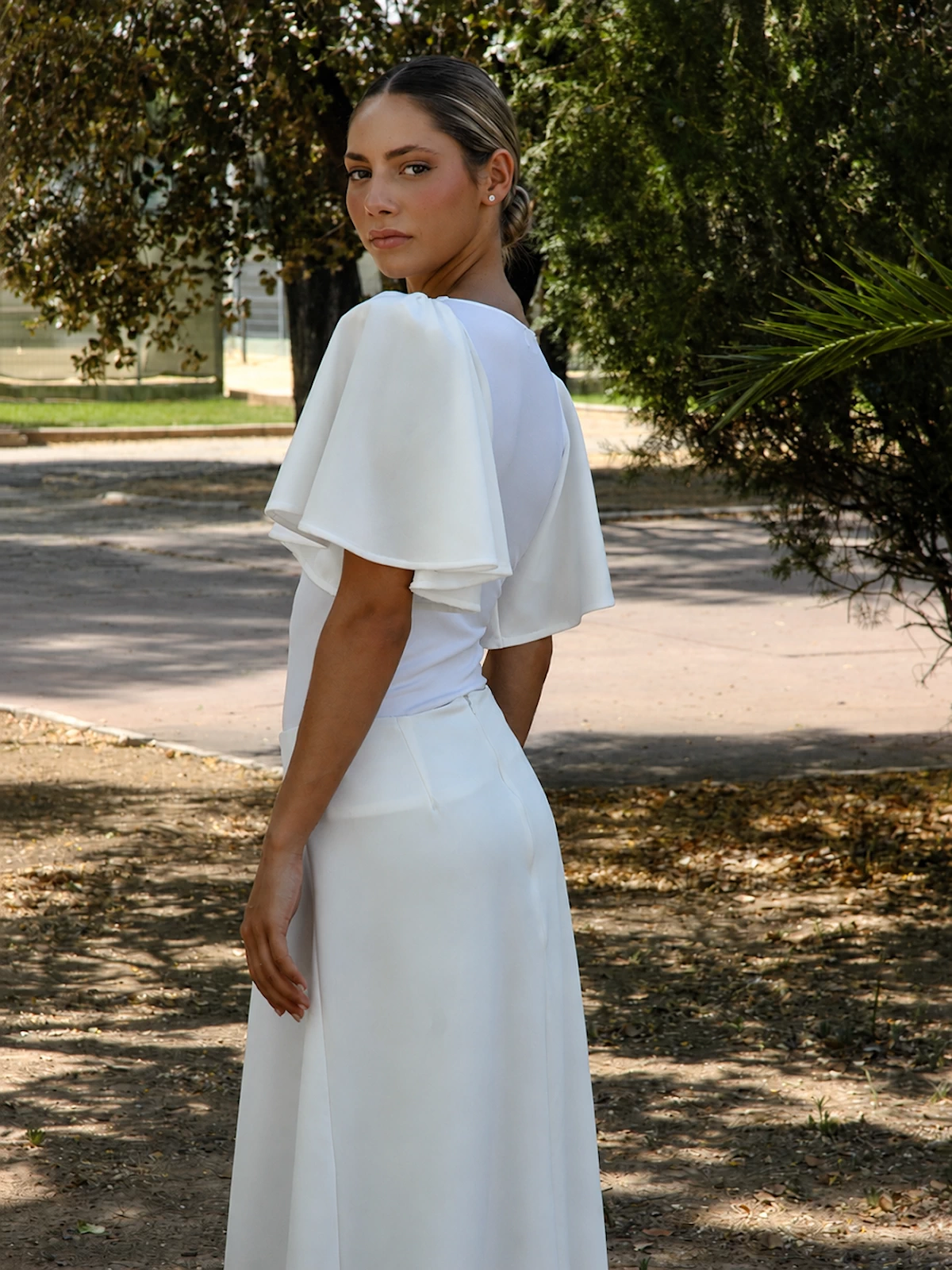 Falda larga blanca de corte campana en punto roma con caída fluida. Diseño elegante y versátil ideal para eventos y estilismos sofisticados.