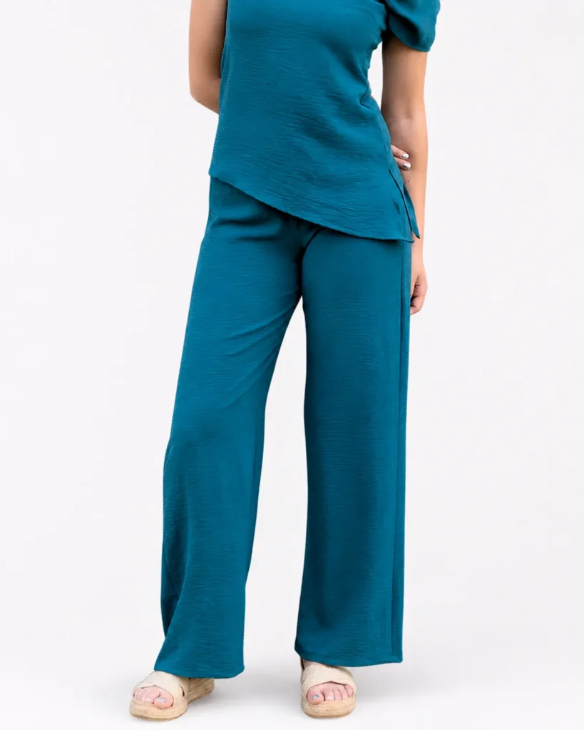 El Top Maca en color verde petróleo y el pantalón, hacen un total look imprescindible, una feria, un tardeo, una comunión o un bautizo. Te salva el outfit