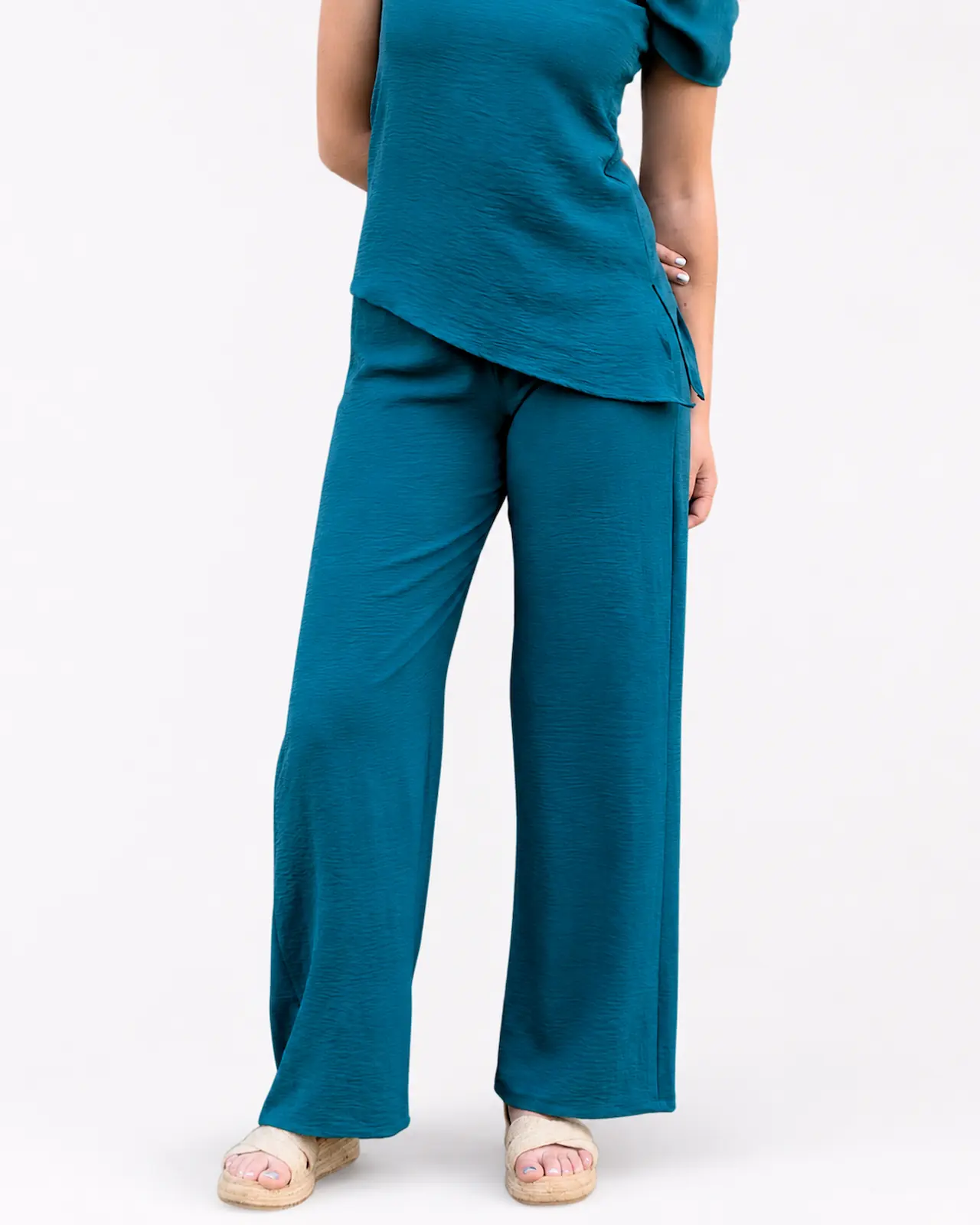 El Top Maca en color verde petróleo y el pantalón, hacen un total look imprescindible, una feria, un tardeo, una comunión o un bautizo. Te salva el outfit