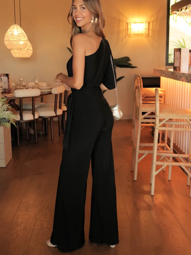 Pantalón negro con cintas cruzadas tipo fajín drapeado y tejido elástico. Diseño elegante y favorecedor ideal para looks sofisticados.