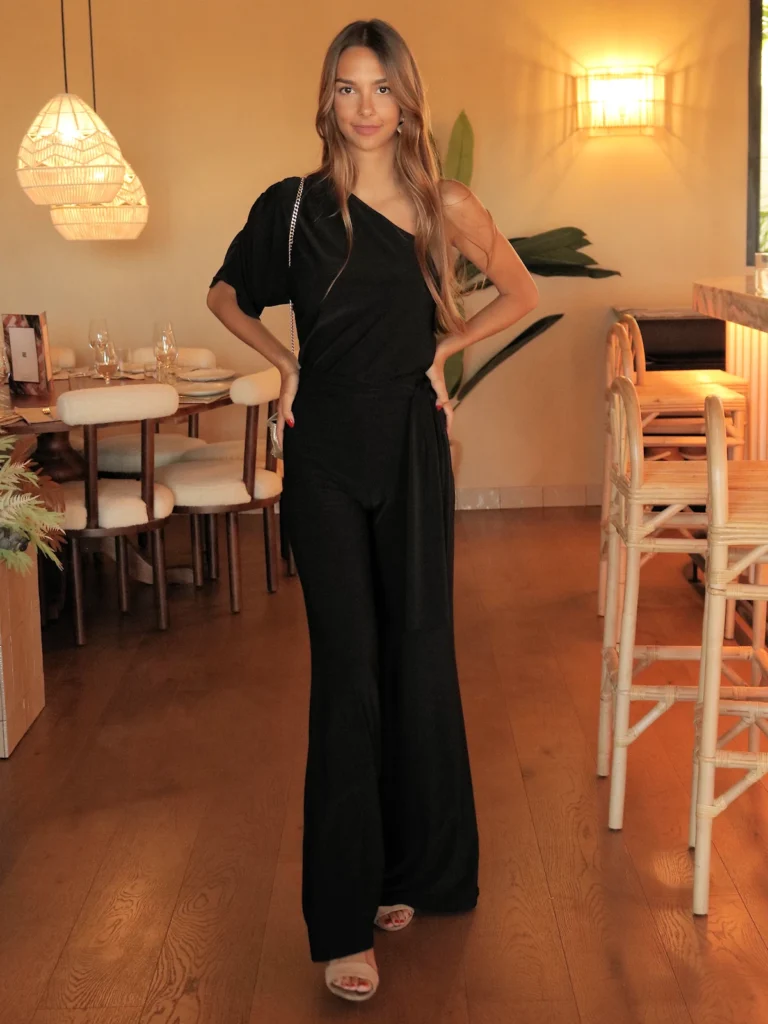 Pantalón negro con cintas cruzadas tipo fajín drapeado y tejido elástico. Diseño elegante y favorecedor ideal para looks sofisticados.