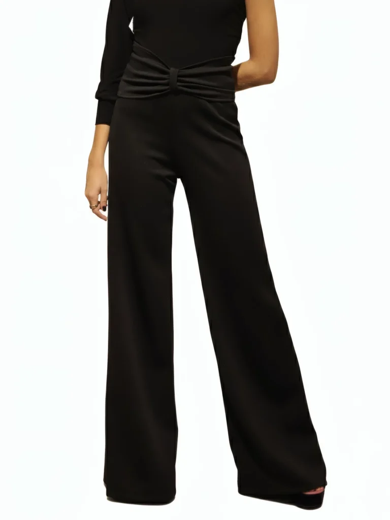 Pantalón negro de punto con fajín ancho y tejido elástico. Diseño cómodo y favorecedor ideal para looks elegantes y estilismos de día o noche.