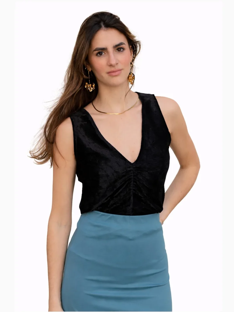 Blusa Terciopelo Negro Escote Pico Onassis Blusa de terciopelo negro con escote de pico y frunce en el delantero Póntelo con falda o pantalón para tus eventos