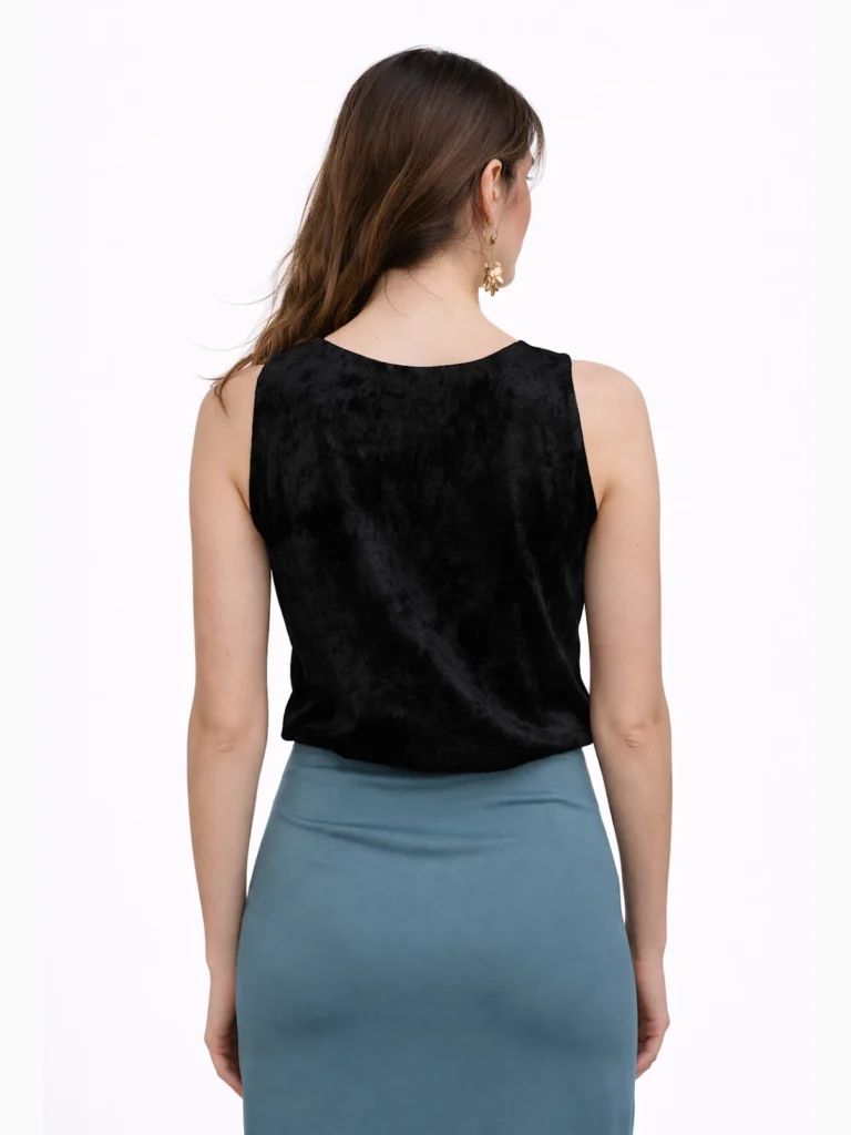 Blusa Terciopelo Negro Escote Pico Onassis Blusa de terciopelo negro con escote de pico y frunce en el delantero Póntelo con falda o pantalón para tus eventos