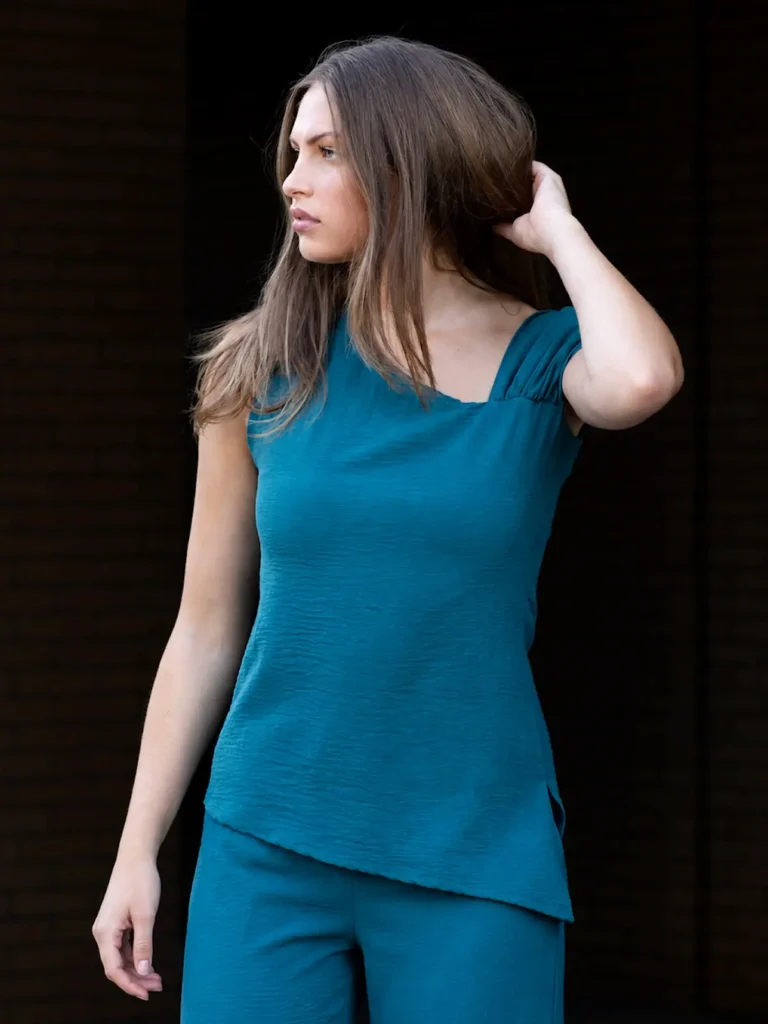 El Top Maca en color verde petróleo y el pantalón, hacen un total look imprescindible, una feria, un tardeo, una comunión o un bautixo. Te salva el outfit
