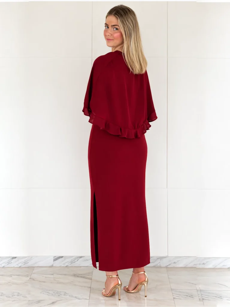 Vestido Burdeos con Capa Invitada Plumas de escote palabra de honor y tejido fluido. Elegante y sofisticado, ideal para bodas y celebraciones.