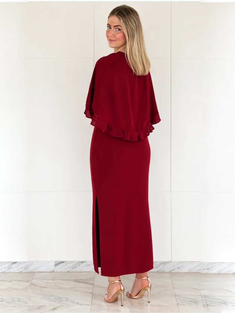 Vestido Burdeos con Capa Invitada Plumas de escote palabra de honor y tejido fluido. Elegante y sofisticado, ideal para bodas y celebraciones.