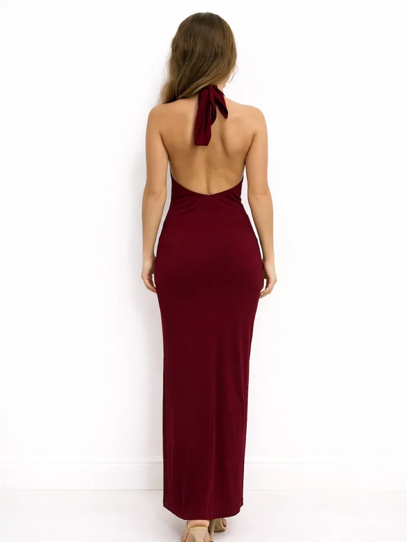 Vestido largo burdeos halter Claire con espalda descubierta y abertura frontal. Diseño elegante y favorecedor, ideal para bodas de tarde y eventos formales.