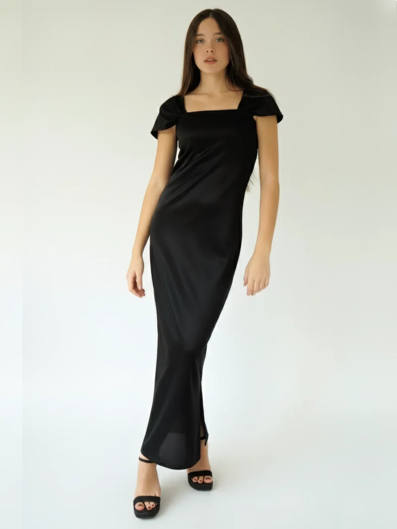 El Vestido Largo Negro Filippa es uno de ellos: sobrio, femenino y atemporal, es la prenda que transforma cualquier ocasión en una oportunidad para destaca…