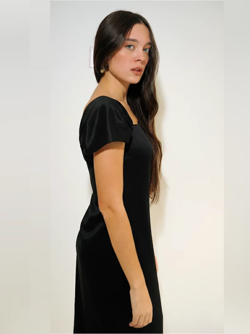 El Vestido Largo Negro Filippa es uno de ellos: sobrio, femenino y atemporal, es la prenda que transforma cualquier ocasión en una oportunidad para destaca…