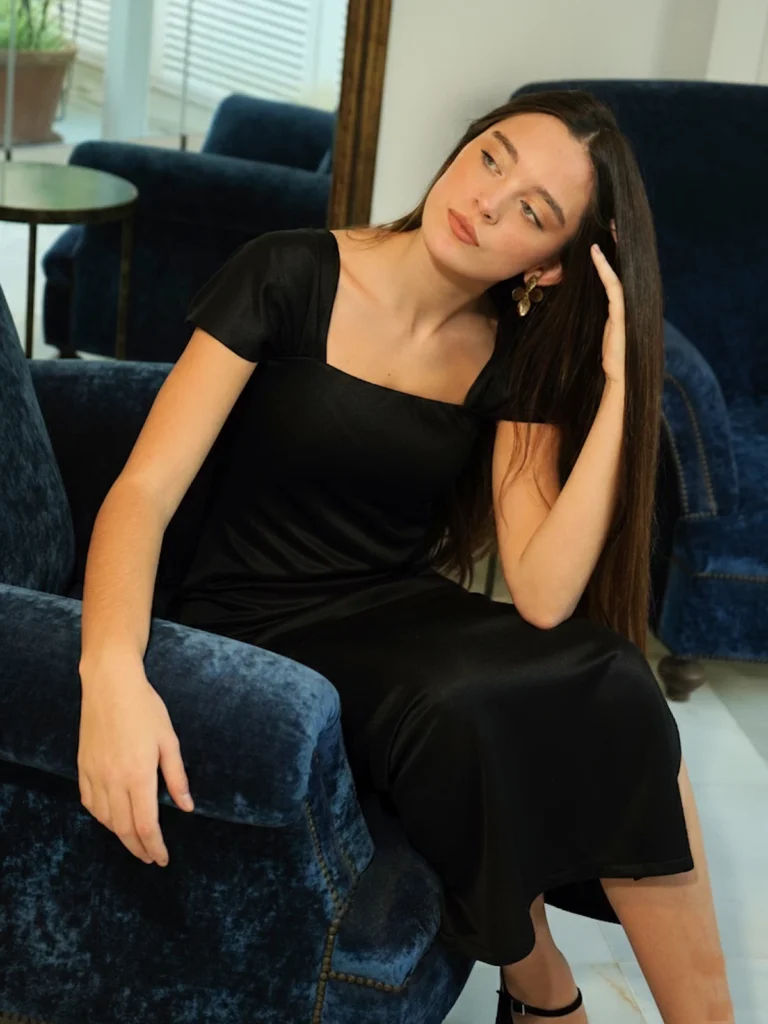 El Vestido Largo Negro Filippa es uno de ellos: sobrio, femenino y atemporal, es la prenda que transforma cualquier ocasión en una oportunidad para destaca…