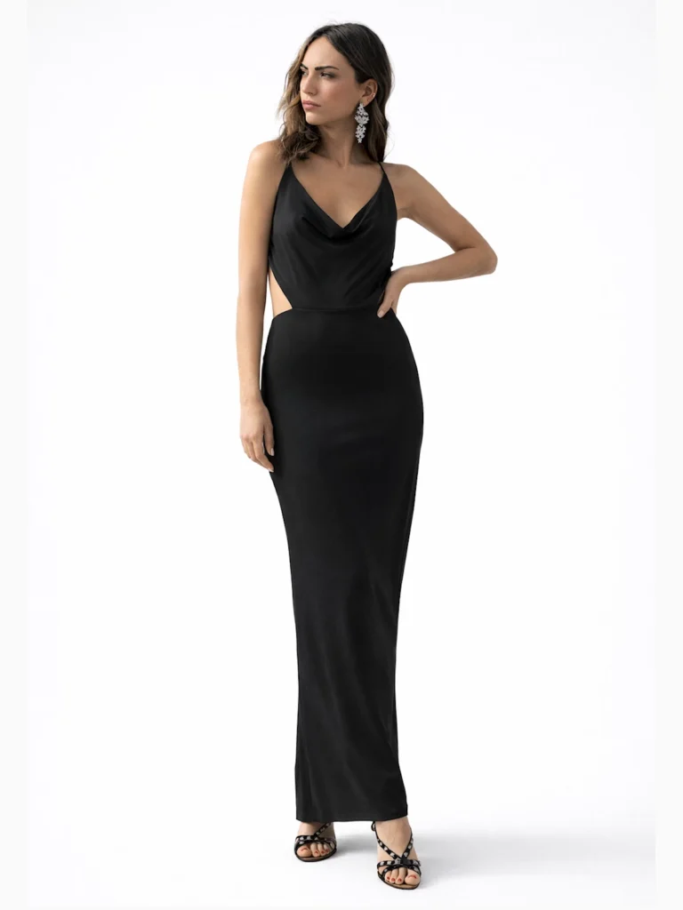 Vestido largo negro Helene con tirantes finos, escote drapeado y espalda cruzada descubierta. Ideal para invitadas y eventos especiales.