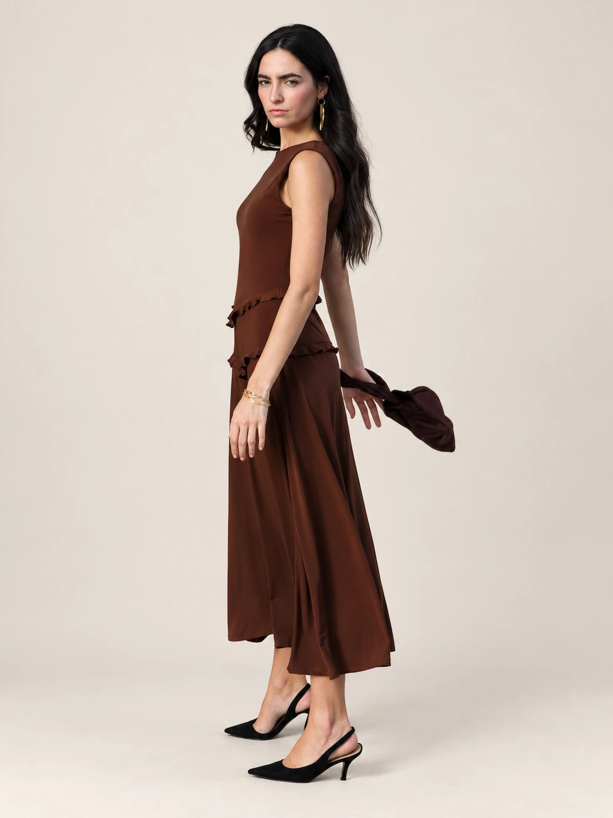 Vestido midi marrón chocolate con escote a la caja y volantes. Diseño elegante y versátil para eventos y celebraciones especiales.
