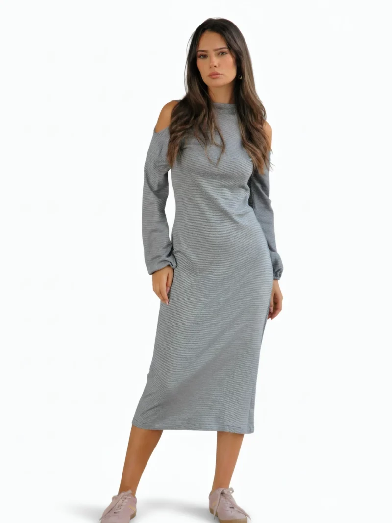 Vestido Rayas Negras Maggie con cuello chimenea, manga larga y espalda abierta. Un diseño minimalista ideal para eventos y ocasiones especiales.