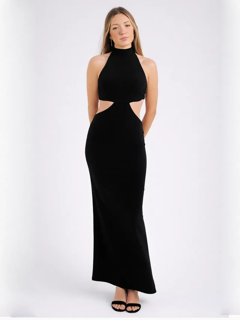 Vestido largo negro halter con cut-out en cintura y espalda baja. Un diseño sensual y elegante para invitadas que buscan destacar con un negro impecable.