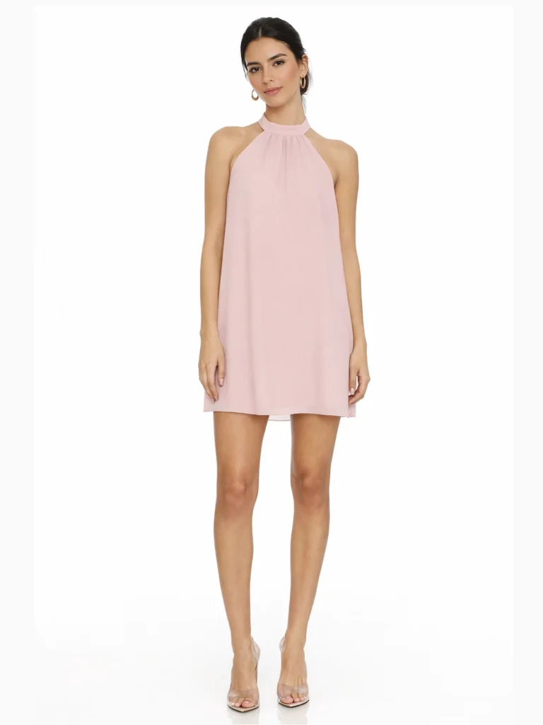 Vestido corto rosa perla en punto de seda con cuello halter y espalda baja. Diseño ligero y elegante para eventos y celebraciones.