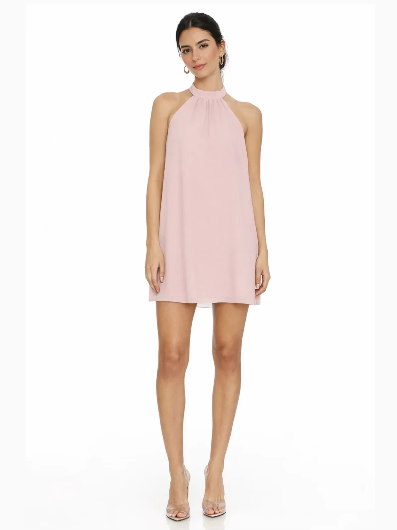 Vestido corto rosa perla en punto de seda con cuello halter y espalda baja. Diseño ligero y elegante para eventos y celebraciones.