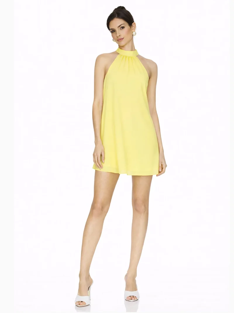 Vestido Corto Amarillo Perla en punto de seda con cuello halter y espalda baja. Diseño ligero, femenino y elegante para eventos.