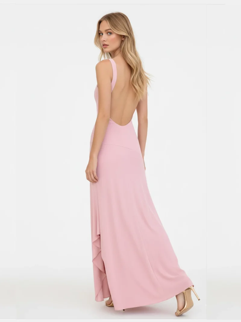 Vestido Largo Rosa Leonardo en punto de seda, sin mangas y ceñido, con falda de volantes asimétricos en cascada. Elegante y sofisticado.