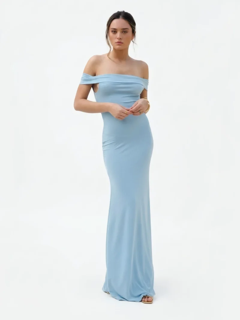 El Vestido Largo Celeste Ariel en punto de seda con escote bardot, ajustado al cuerpo y falda sirena Escote bardot y falda sirena lo hacen protagonista.