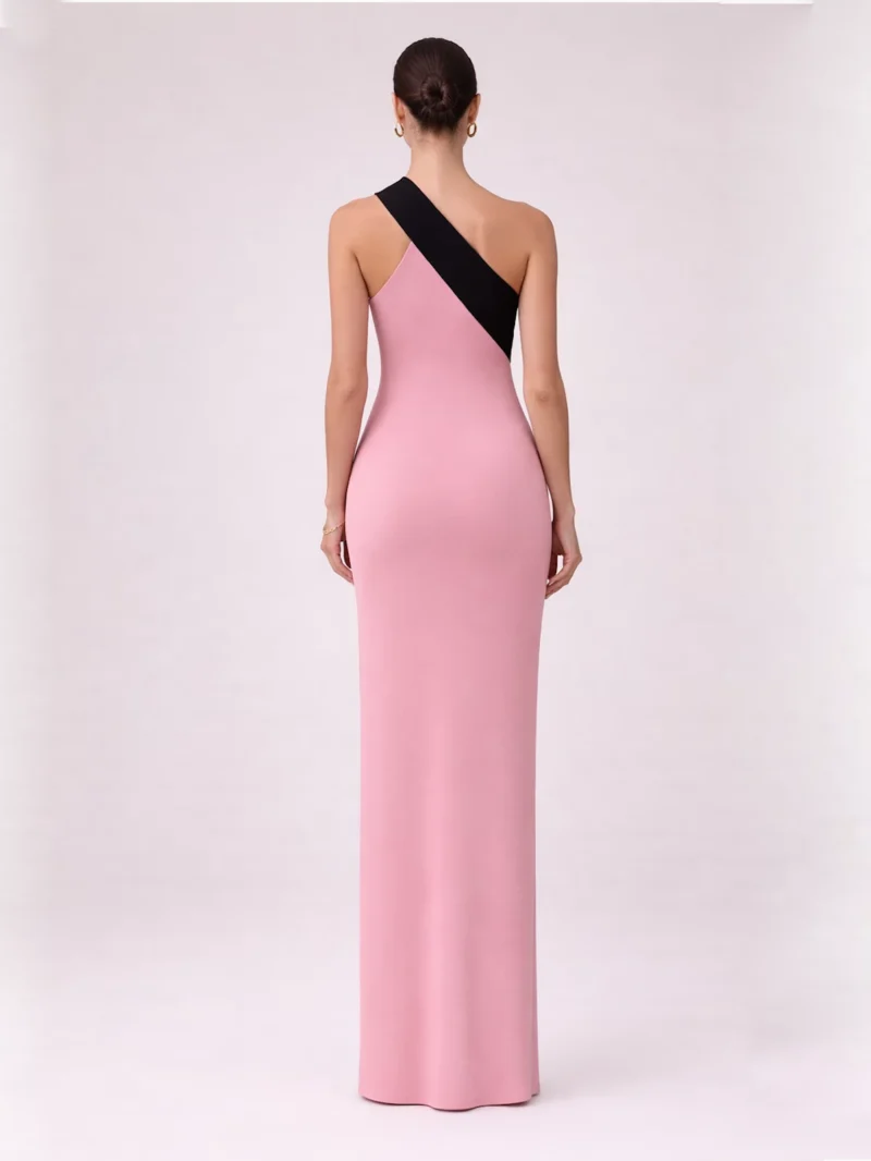 El Vestido Largo Rosa Nerea confeccionado en punto con escote asimétrico halter y adorno en otro color, ajustado al cuerpo y espalda baja.