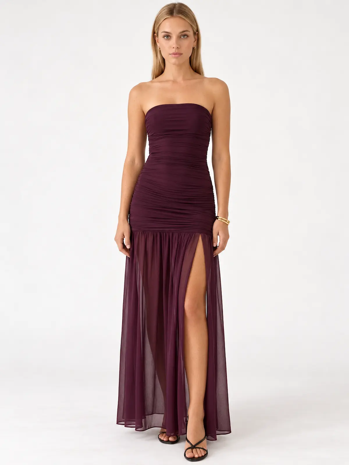 El Vestido Largo Burdeos Willow. Vestido largo de escote palabra de honor y punto de seda, cuerpo fruncido,cintura baja y falda con transparencia en gasa.