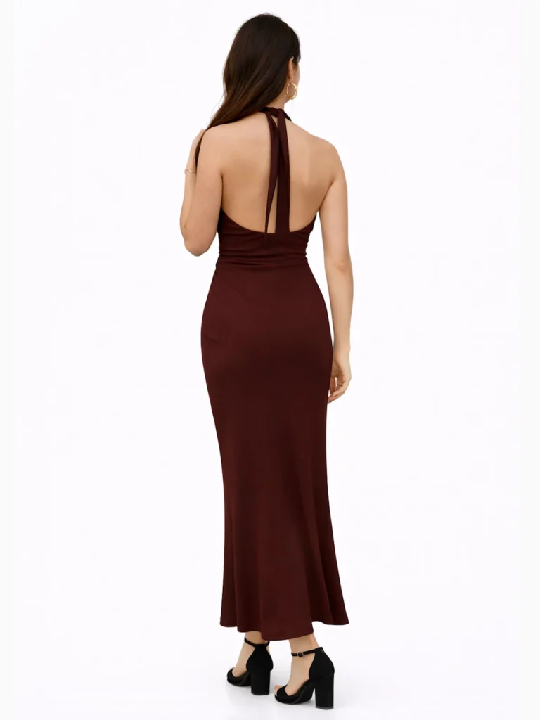 El Vestido Largo Burdeos Sofía es una propuesta elegante. Su escote cruzado aporta estructura y equilibrio al diseño ajustado y elegante.