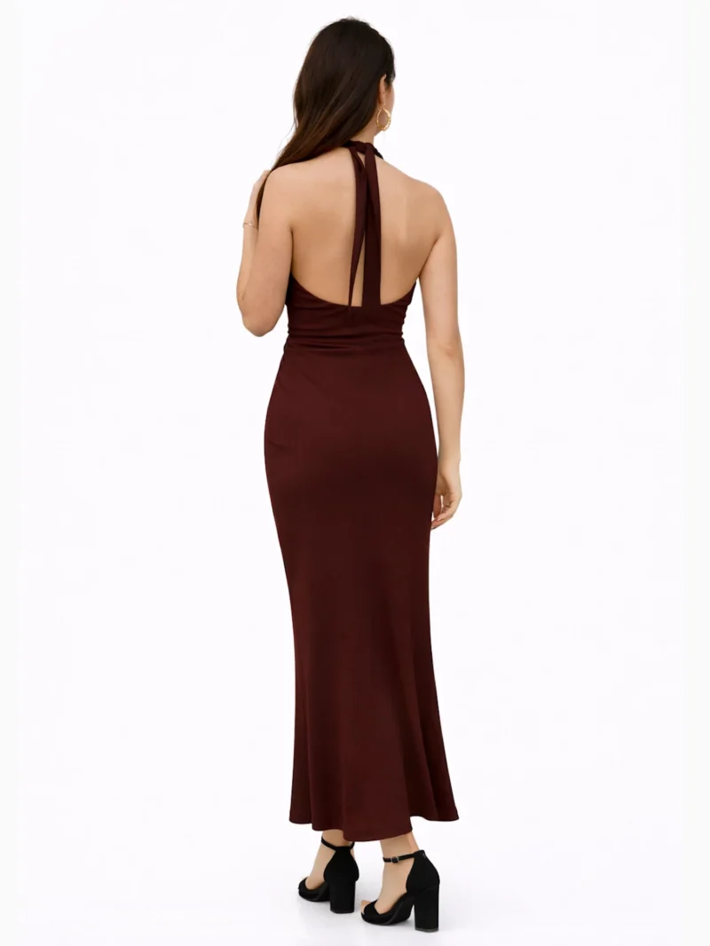 El Vestido Largo Burdeos Sofía es una propuesta elegante. Su escote cruzado aporta estructura y equilibrio al diseño ajustado y elegante.