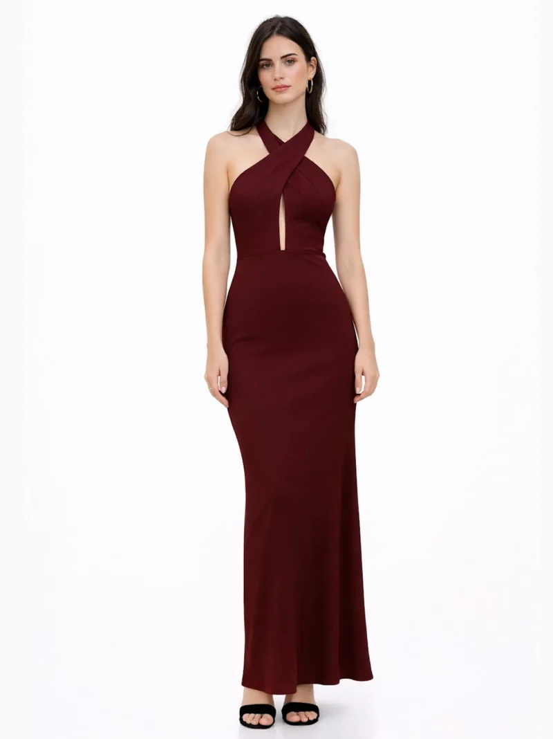 El Vestido Largo Burdeos Sofía es una propuesta elegante. Su escote cruzado aporta estructura y equilibrio al diseño ajustado y elegante.