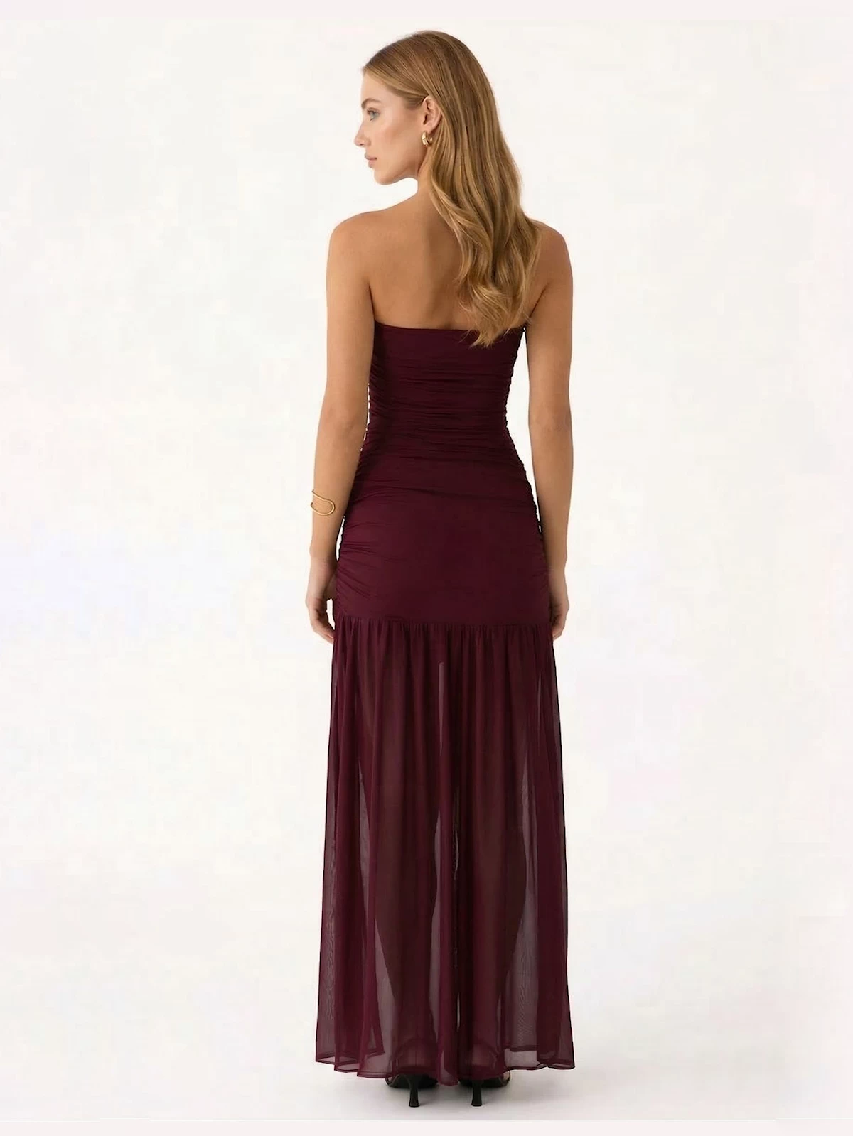 El Vestido Largo Burdeos Willow. Vestido largo de escote palabra de honor y punto de seda, cuerpo fruncido,cintura baja y falda con transparencia en gasa.
