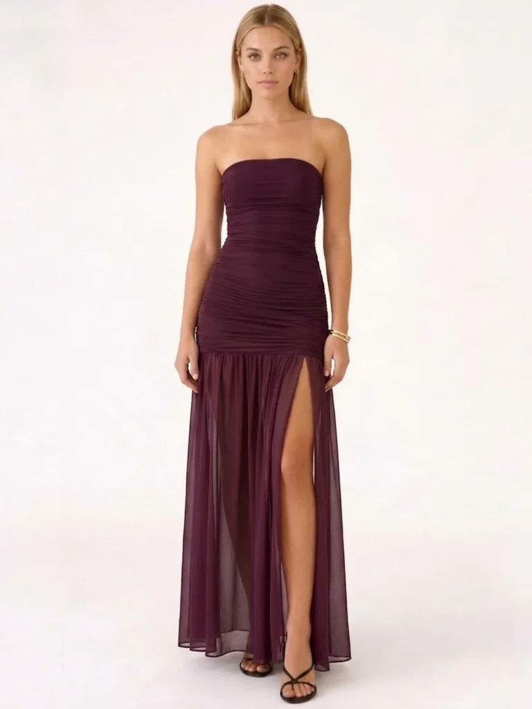 El Vestido Largo Burdeos Willow. Vestido largo de escote palabra de honor y punto de seda, cuerpo fruncido,cintura baja y falda con transparencia en gasa.