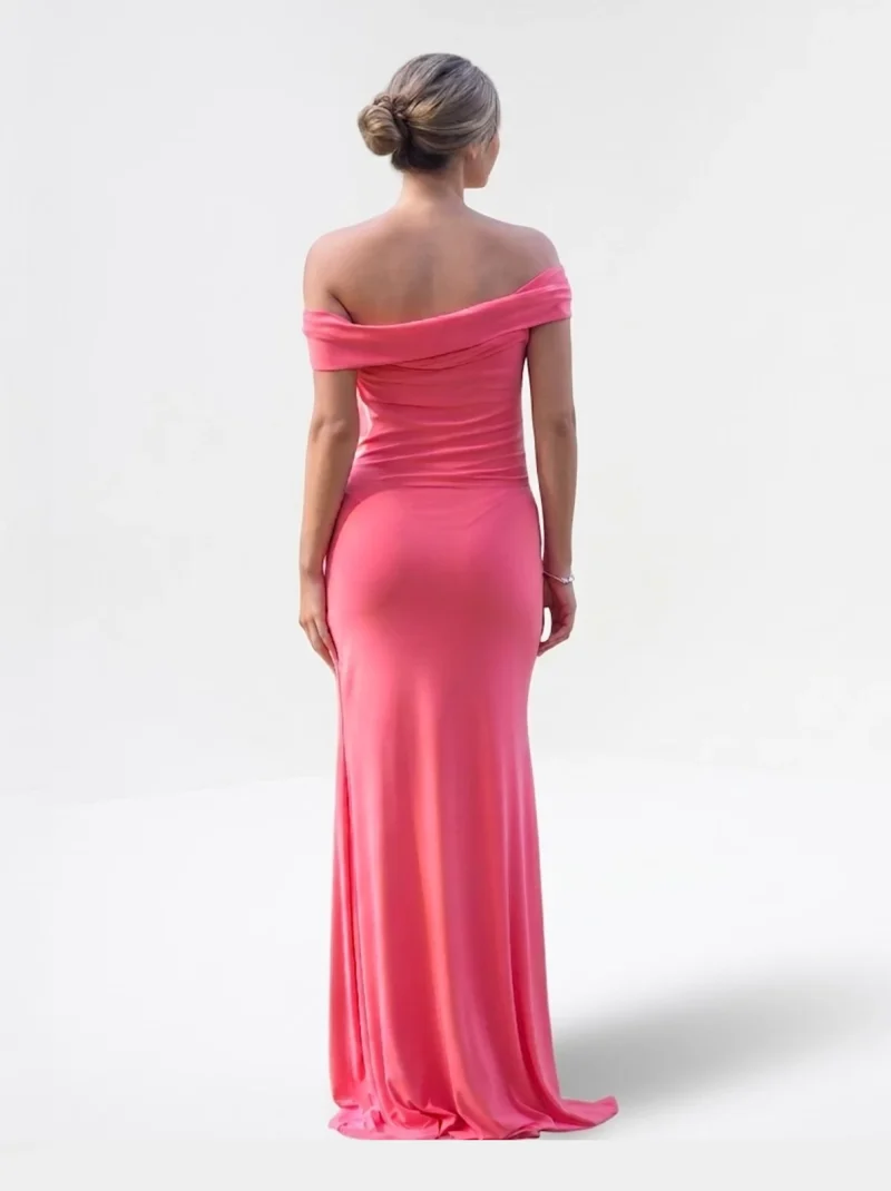 El Vestido Largo Coral Ariel en punto de seda con escote bardot, ajustado al cuerpo y falda sirena.Su escote bardot y su falda sirena lo hacen protagonista.
